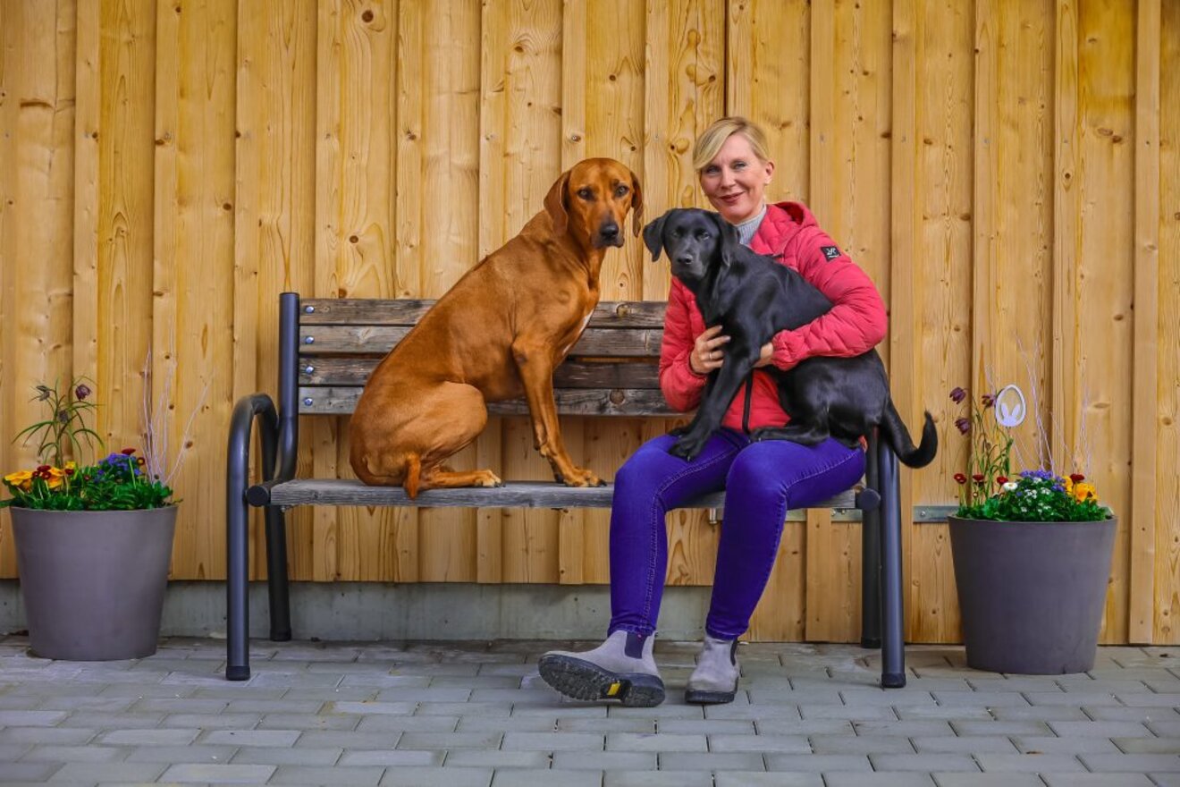 Gastgeberin Simone Stephan mit Hunden Gastgeberin Simone Stephan mit Hunden
