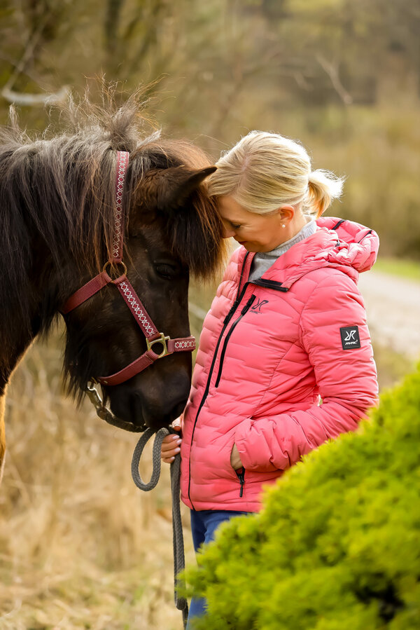 Gastgeberin Simone Stephan und Pferd